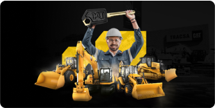 Cliente celebrando la adquisición de maquinaria Caterpillar mediante financiamiento